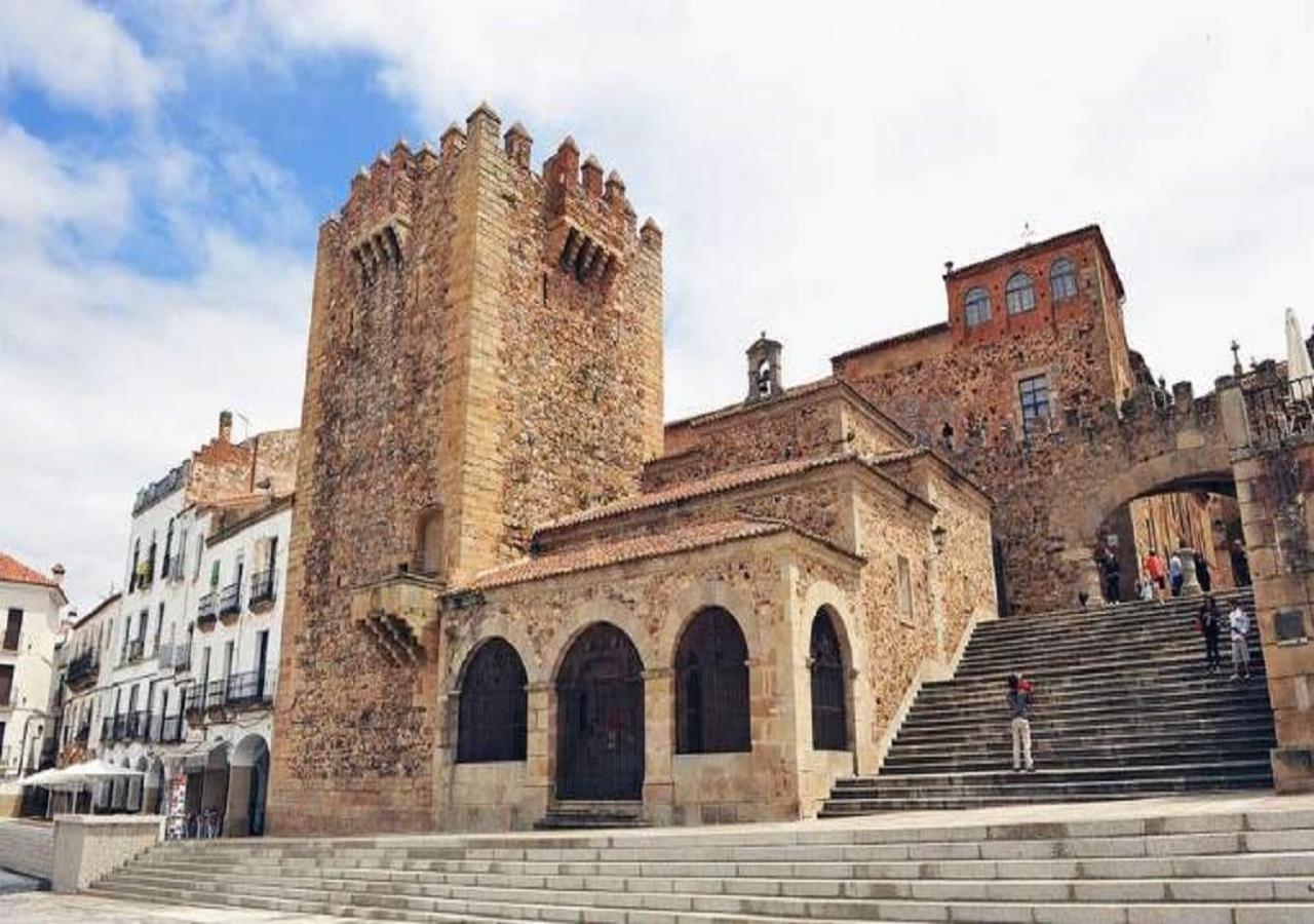 Apartamento Turistico Muralla De Caceres Luaran gambar