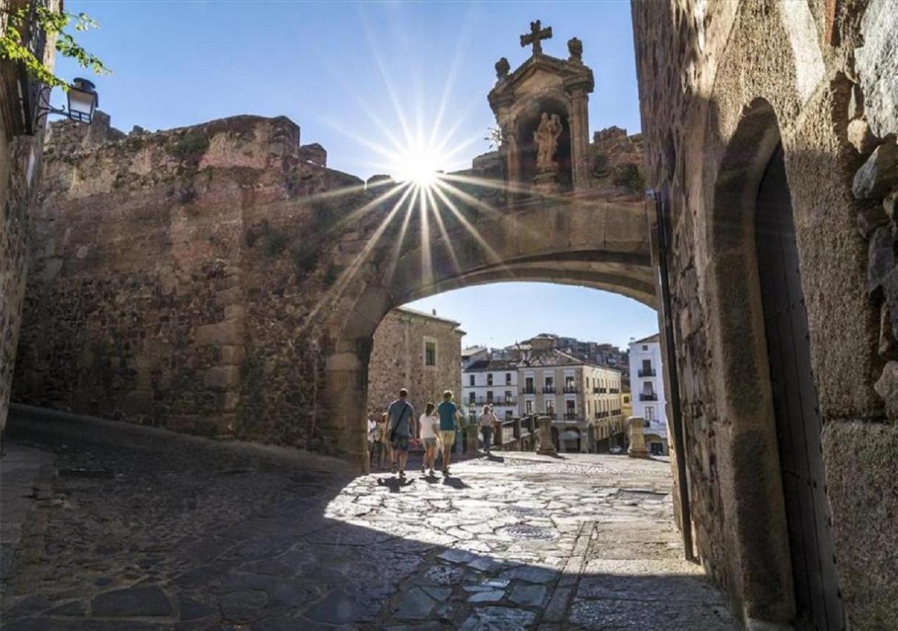 Apartamento Turistico Muralla De Caceres Luaran gambar