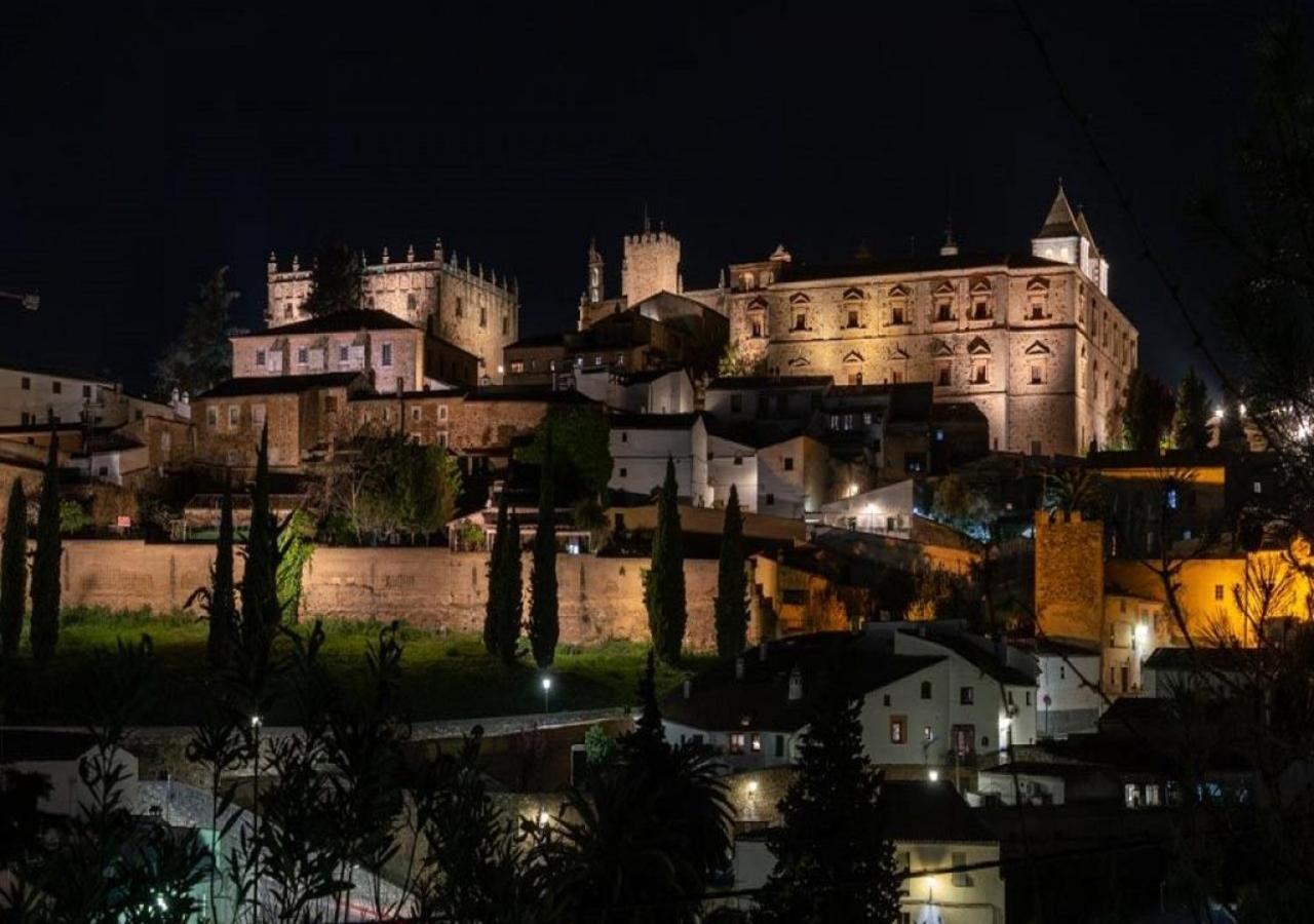 Apartamento Turistico Muralla De Caceres Luaran gambar